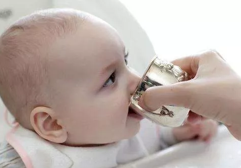 孩子喝水不是越多越好 孩子喝水太多有什么危害