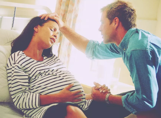 怀孕肚子发紧变硬是正常的吗 孕妇肚子变硬是怎么回事