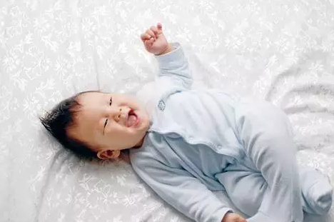 新生儿能不能摇抱 哪些抱宝宝的姿势是错误的 