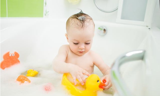 宝宝湿疹|夏天给湿疹宝宝洗澡要注意什么 宝宝湿疹怎么护理