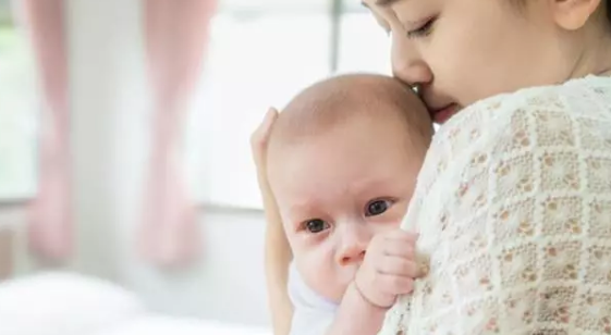 孩子吐奶是拍背还是抱起来 宝宝吐奶怎么办