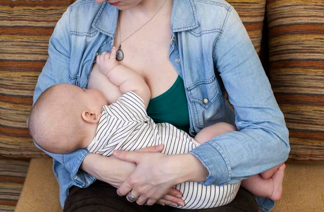 躺喂|躺着喂奶会损害宝宝听力吗 宝妈最佳喂奶姿势是怎样