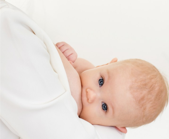 躺着喂奶会损害宝宝听力吗 宝妈最佳喂奶姿势是怎样