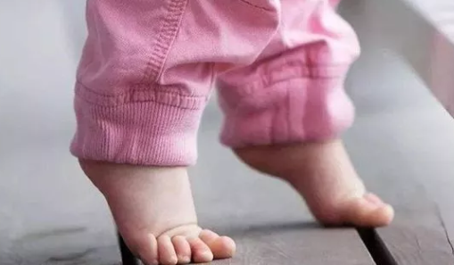 宝宝不会走路能穿鞋子吗 不会走路的宝宝不要过早穿鞋子