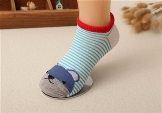 宝宝为什么喜欢扯袜子 宝宝可以不穿袜子光脚玩吗