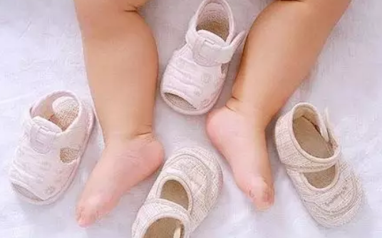 宝宝|叫叫凉鞋宝宝穿好不好 一走就响的宝宝凉鞋对宝宝的影响