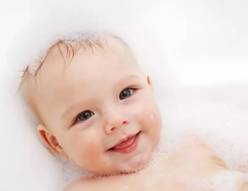 夏季|夏季应该多久给宝宝洗澡好 夏季给宝宝洗澡怎么洗比较好