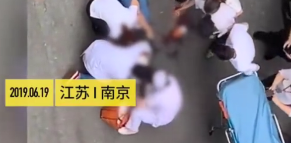 南京小学生遭高空坠物砸中怎么回事 南京小学生被高空坠物砸中结果