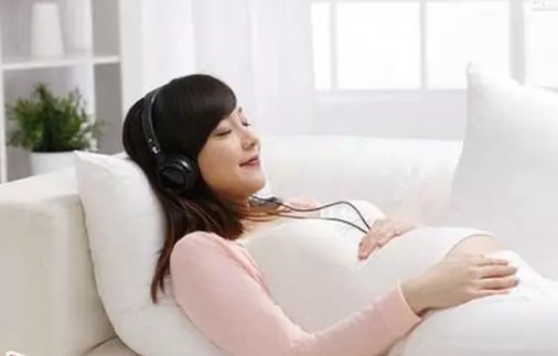 孕妇适合听什么歌 孕妇听音乐有什么好处