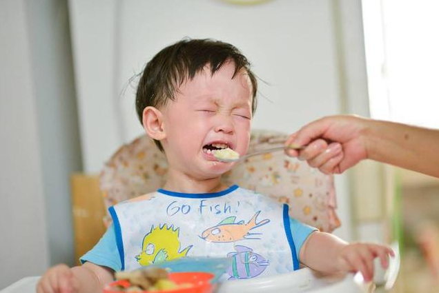 孩子积食|孩子积食身体会有哪些表现 孩子积食消化不良怎么办