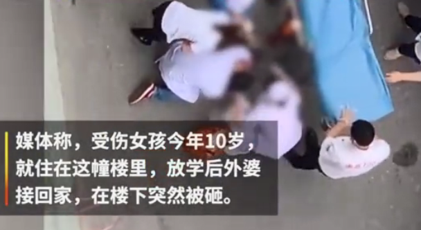 南京小学生遭高空坠物砸中怎么回事 南京小学生被高空坠物砸中结果