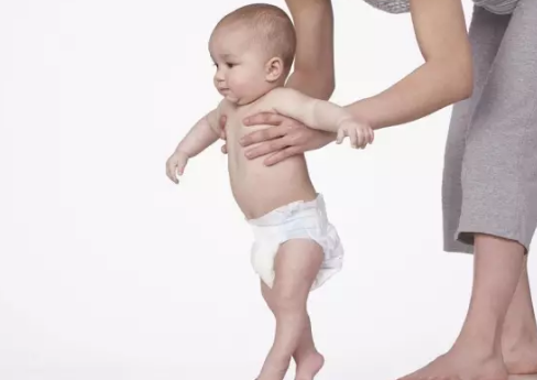 新生儿小腿弯曲是怎么回事 新生儿小腿弯曲会影响腿部发育吗