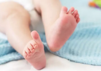 新生儿小腿弯曲是怎么回事 新生儿小腿弯曲会影响腿部发育吗
