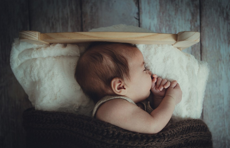 孩子睡觉的时候喜欢抓着妈妈的头发怎么办 怎么让孩子自己独立睡觉
