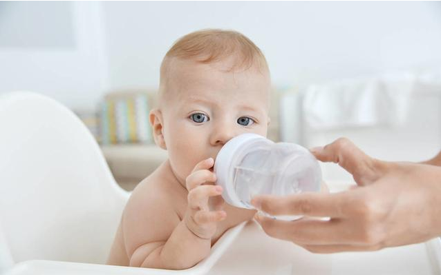 纯母乳喂养的孩子需要喝水吗 怎么让宝宝喜欢上喝水