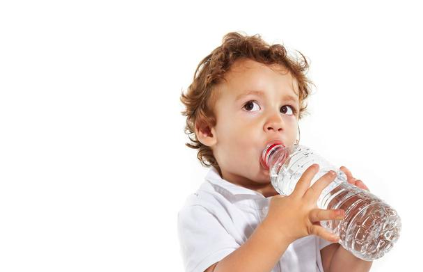 给孩子补充水分应避免的几个误区 夏天怎么正确给孩子补水
