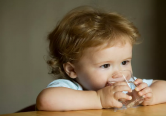婴幼儿到底要不要喝水 宝宝喝水有什么禁忌