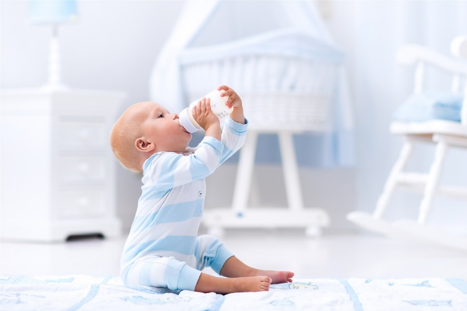 母乳和配方奶粉比哪个更有营养 母乳和配方奶粉对比分析