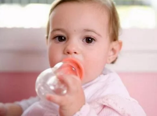 婴儿奶瓶选择有很大的讲究 婴儿奶瓶该如何选择