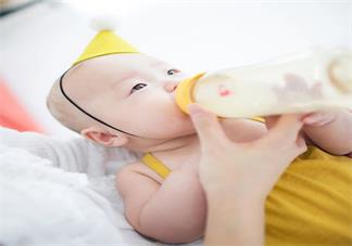 母乳和配方奶粉比哪个更有营养 母乳和配方奶粉对比分析