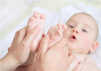 给婴儿做抚触操的好处 婴儿7大部位抚触操步骤
