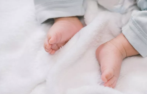 新生儿穿袜子还是套脚 如何给新生儿选袜子