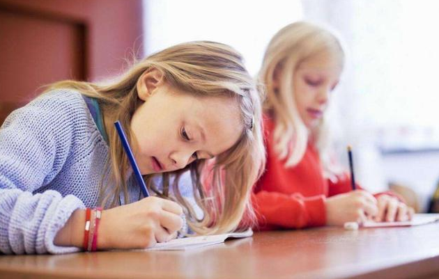 孩子多动症可以正常上学吗 家长如何正确引导多动症儿童