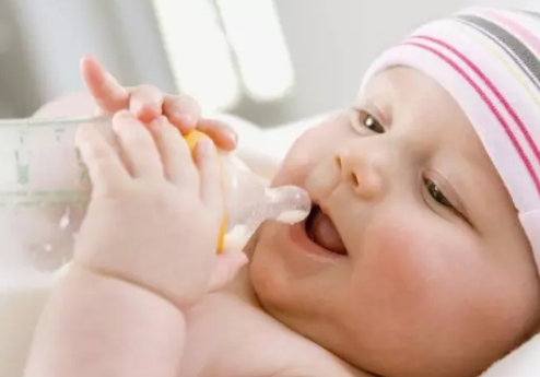 新生儿吐奶是什么原因  新生儿吐奶的处理措施