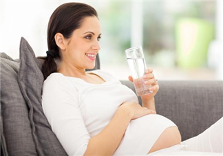 孕妇羊水少多喝水就可以了吗 孕妇喝水越多羊水越多吗