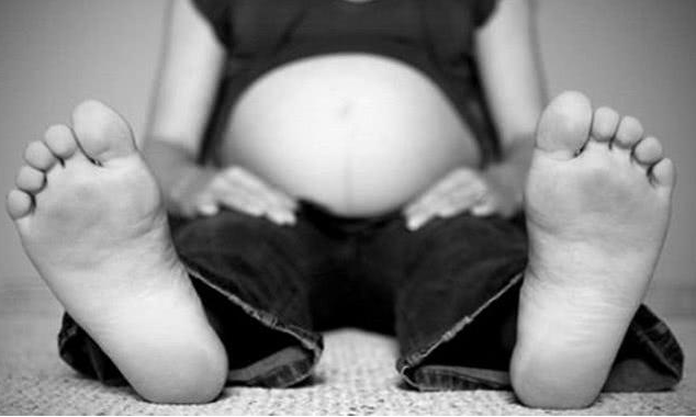孕期抽筋是怎么回事 孕期腿抽筋该怎么办