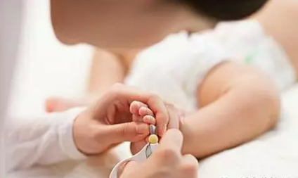 新生儿多久才能剪指甲 如何给宝宝剪指甲才安全