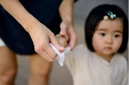 婴儿湿巾该怎么用 婴儿湿巾正确使用方法