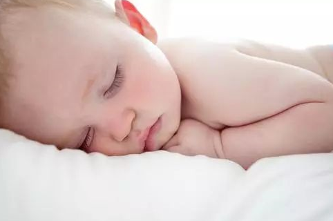 宝宝睡觉用枕头太早有什么影响 宝宝睡觉多大用枕头