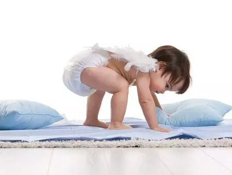 宝宝睡觉用枕头太早有什么影响 宝宝睡觉多大用枕头