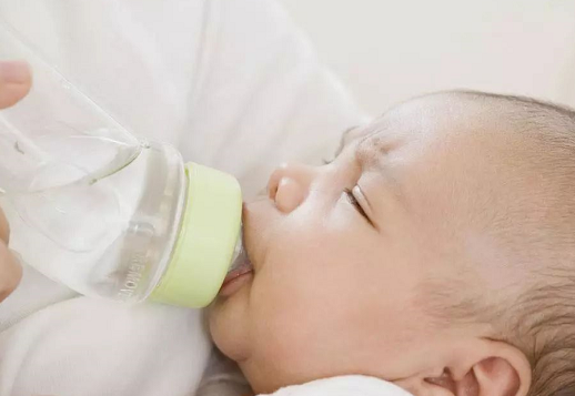 新生儿能喝水吗 新生儿多大才能喝水