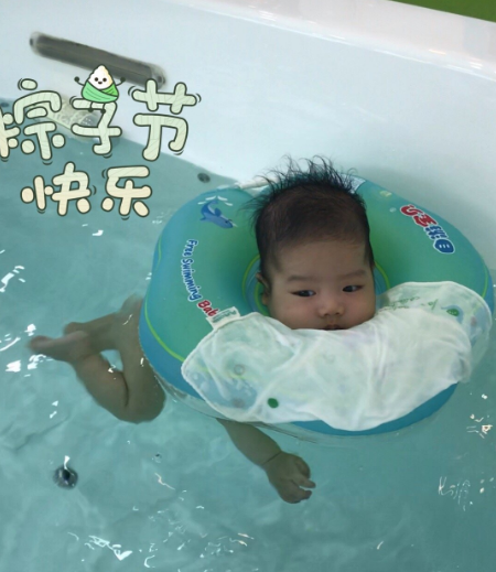 宝宝第一次游泳语录 带宝宝游泳的心情说说