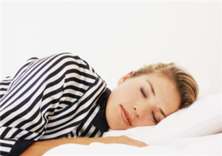 孕期频繁翻身对胎儿有什么影响 孕期该怎么睡觉比较好