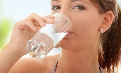 孕妇是不是每天要喝大量的水 孕期喝水要注意什么