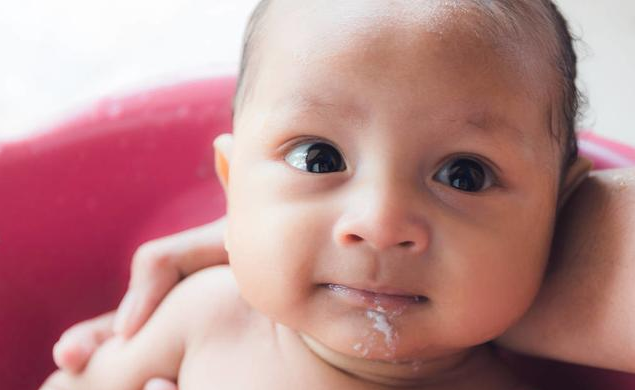 宝宝吐奶时呛奶了怎么办 预防宝宝吐奶的小妙招2019