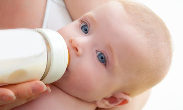怎么知道产后奶水充不充足 判断宝宝吃饱的方法