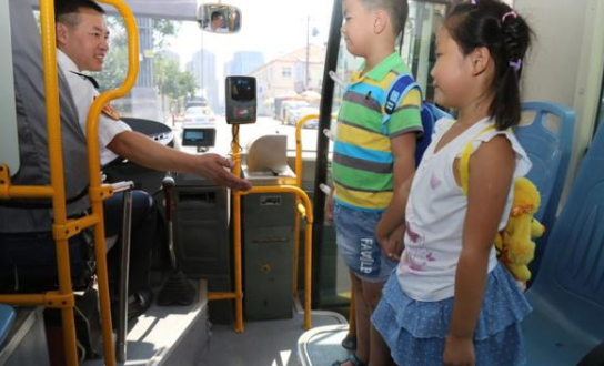 6岁以下可免费乘公交是真的吗 6岁以下坐公交不再看身高了