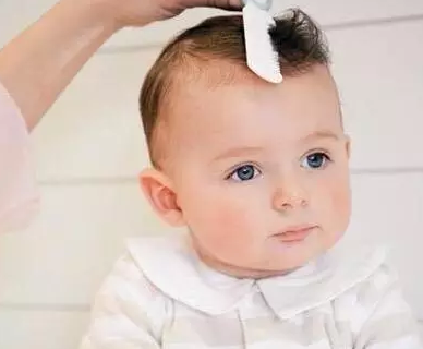 宝宝不长头发是怎么回事 宝宝头发少怎么办