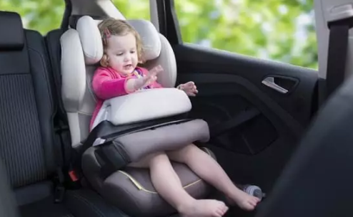 夏天把孩子放在车里的危害 怎么避免把孩子遗忘在车里