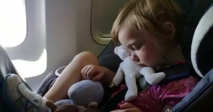 第一次带孩子坐飞机心情说说 带孩子坐飞机怎么发朋友圈