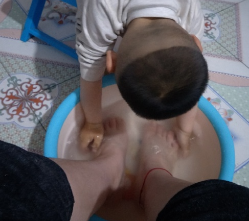儿子给我洗脚心里舒服说说 儿子给我洗脚朋友说说