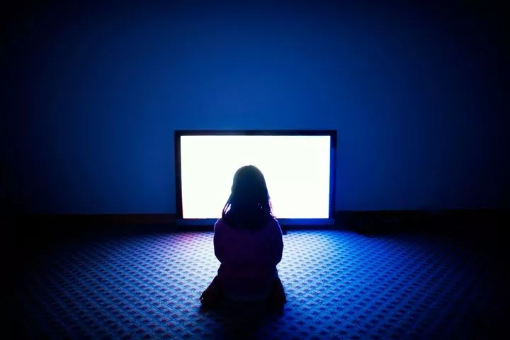 孩子暑假沉迷于看电视怎么办 怎么让孩子假期少看电视