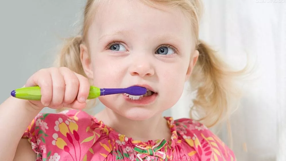 孩子长出牙齿后应该怎么选择牙膏 孩子刷牙可以用含氟牙膏吗