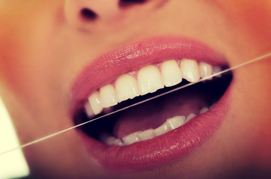 牙线和冲牙器哪个更好用 牙线和冲牙器哪个清洁力度更高