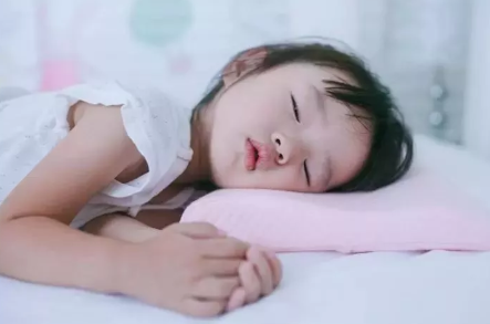 宝宝累了就会睡觉吗 宝宝睡觉误区有哪些