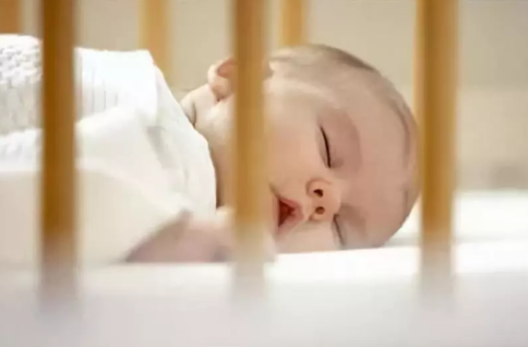 宝宝入睡前会摇头什么原因 为什么宝宝睡觉前会使劲摇头